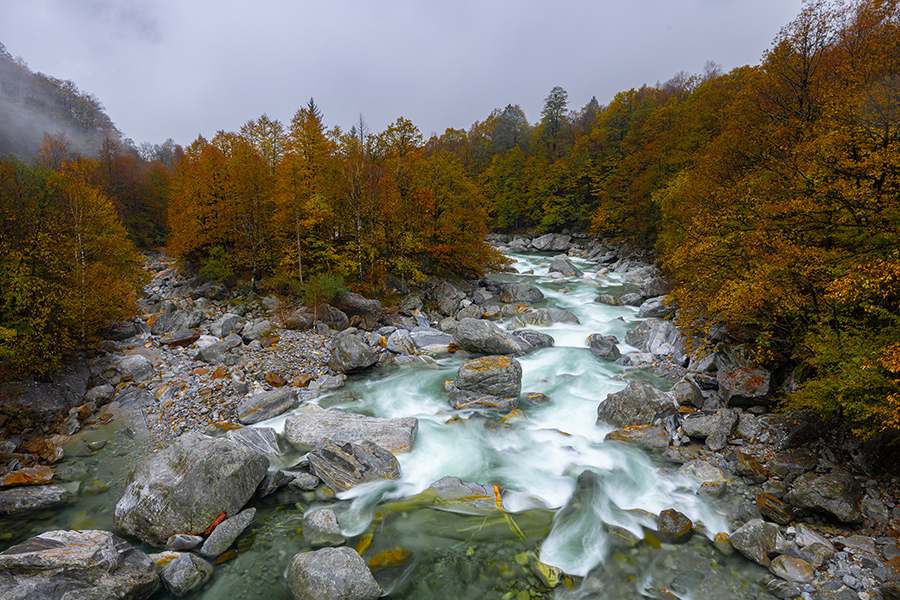 Unterwegs im Verzascsatal, Verzascsa, Tessin, Schweiz, Verzasca Wasserfall