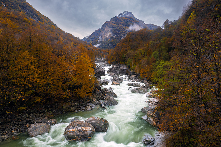 Unterwegs im Verzascatal, Verzasca, Tessin, Schweiz, Verzasca Wasserfall