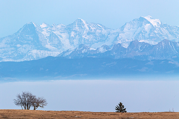 Blick vom Creux du Van auf Eiger, Mönch und Jungfrau, Schweizer Jura, Kanton Neuenburg und Waadt