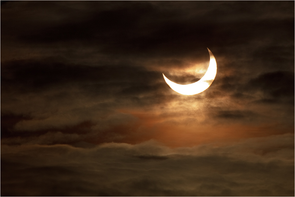 Partielle Sonnenfinsternis - 04.01.2011 Sachsen Mond schiebt sich zwischen Sonne und Erde Finsternis