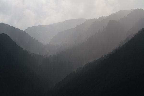 Gewitter am Meraner Hoehenweg Suedtirol Italien Katharienaberg Schnalsburg Texelgruppe